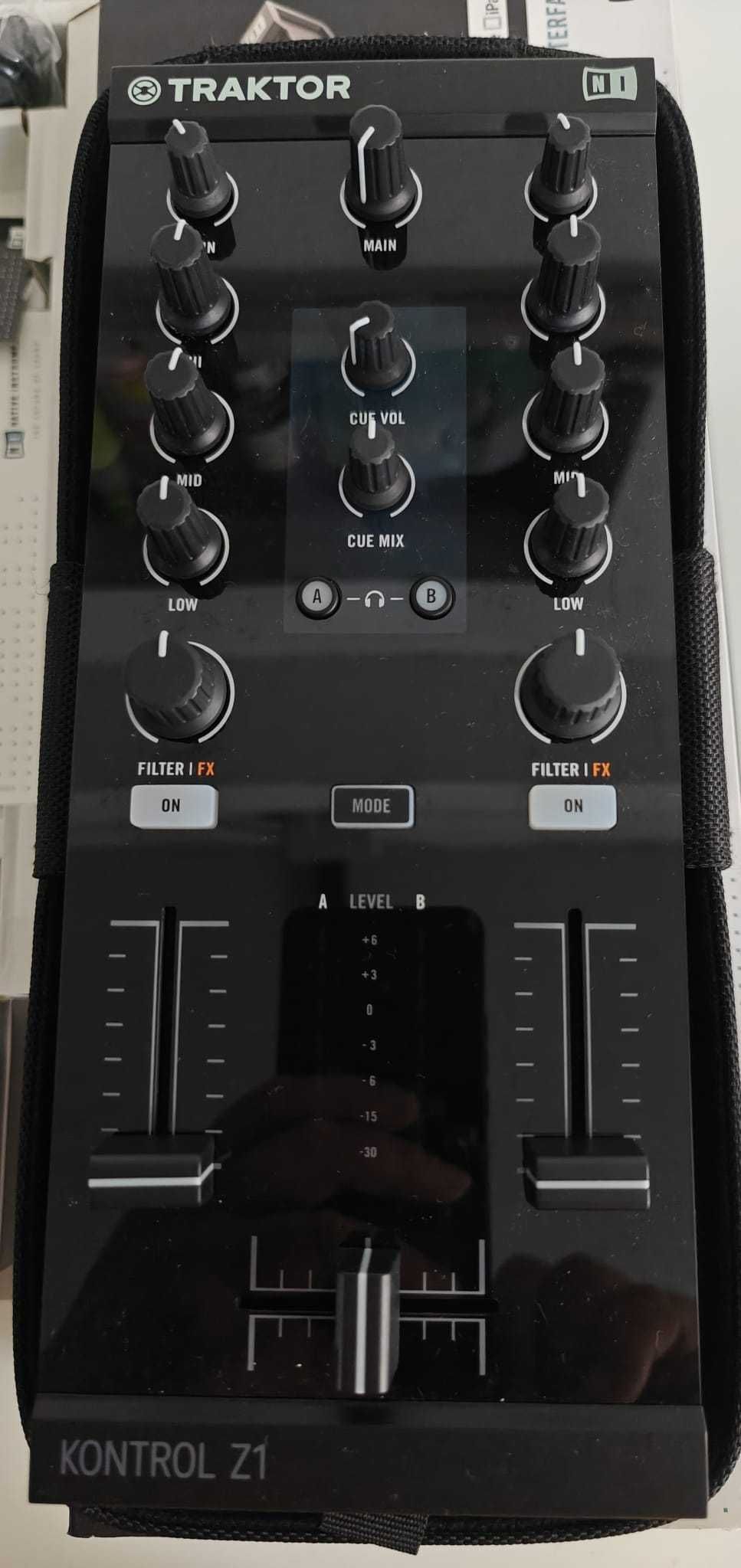 Traktor Kontrol Z1 Mixer c/ Audio Interface + Bolsa de Transporte