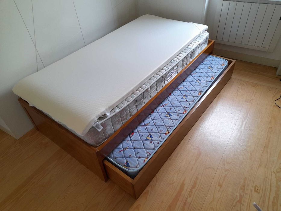 Cama de gavetão em madeira maciça.
