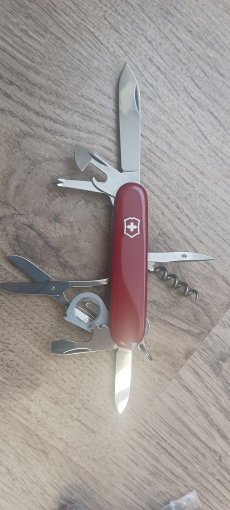 Мультитул швейцарський Victorinox рейнжер експловер маунтаймен і різні