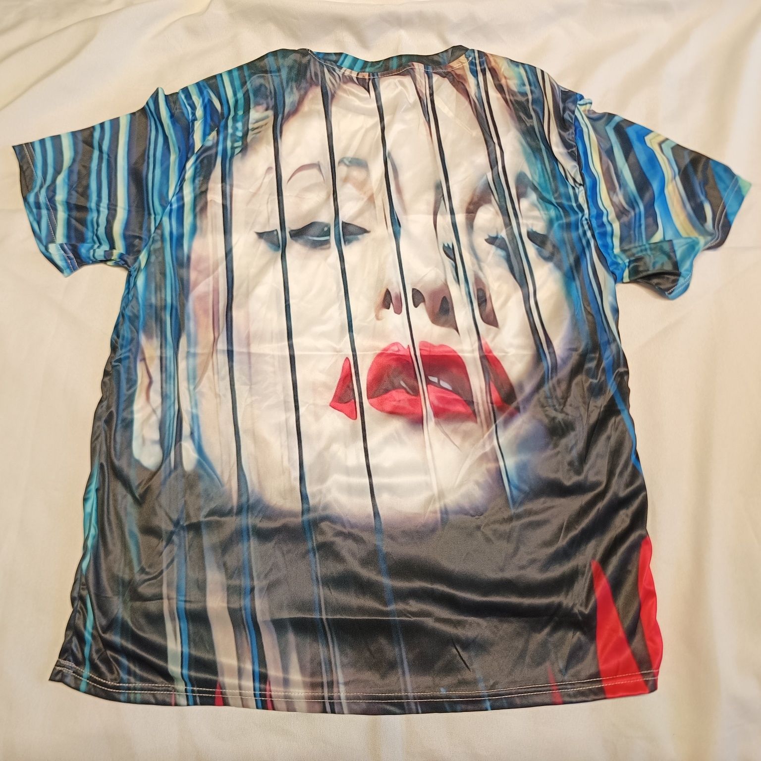 Madonna koszulka t-shirt nowa
Koszulka nylonowa z wizerunkiem królowej