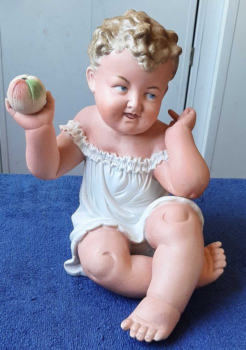 Пупс с яблоком, фарфор "бисквит", № 113, царская россия, редкая.