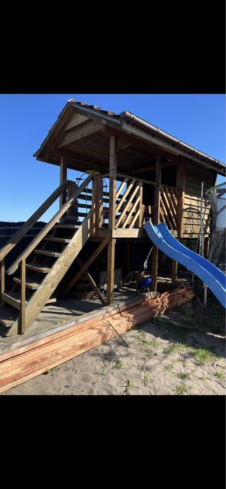 Domek drewniany dla dzieci z taresem i zjeżdżalnią.