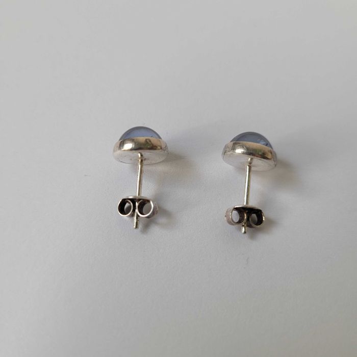 Kolczyki wkrętki z niebieskim opalem