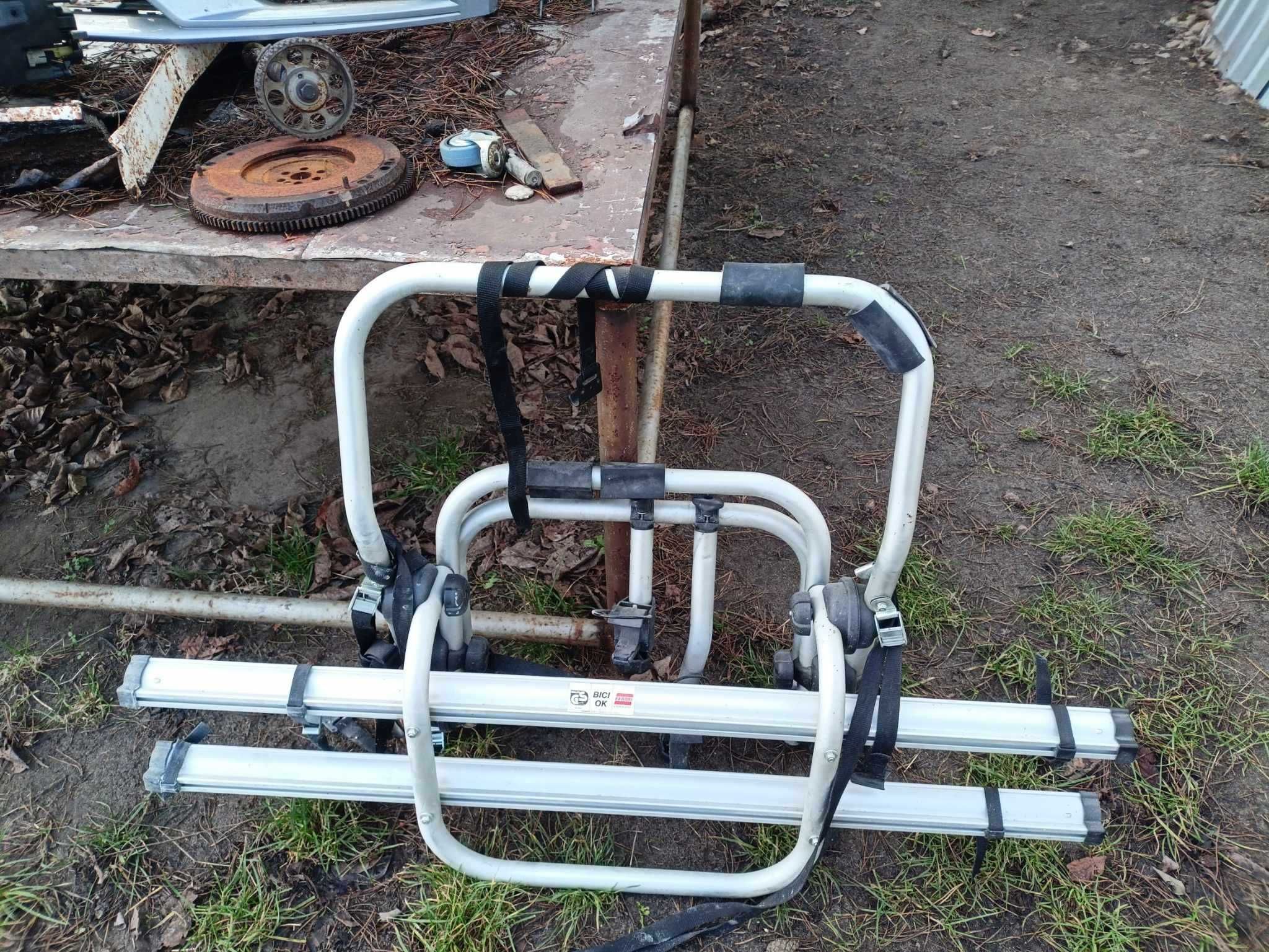 Bagażnik na 2 rowery do tylnej klapy.
