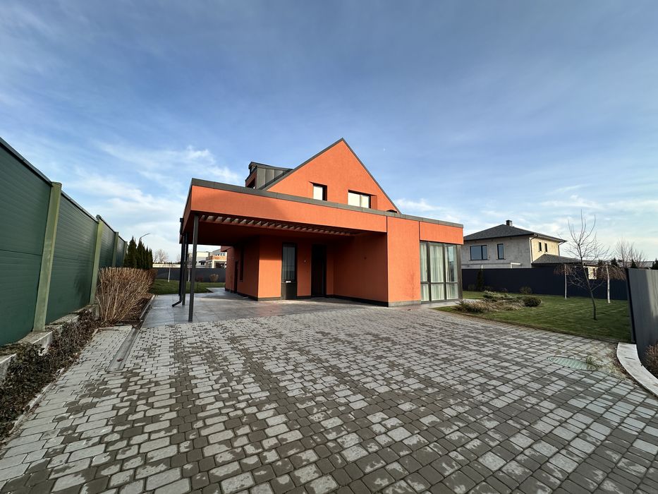 Будинок в закритому котеджному містечку з шикарним новим ремонтом