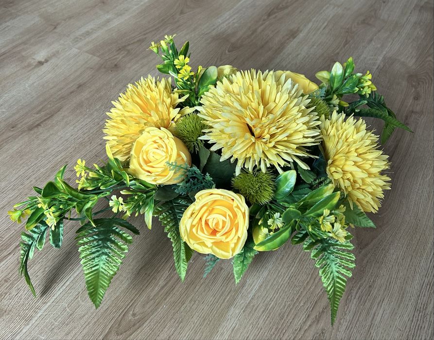 Stroik kwiatowy z chryzantemami