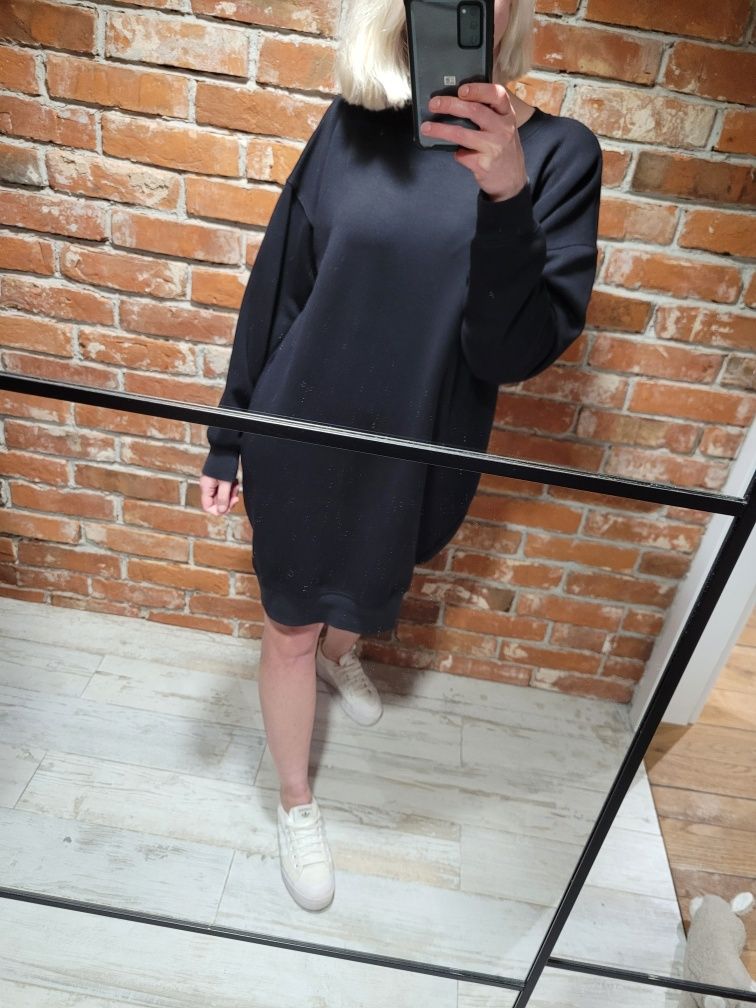 Długa czarna bluza oversize sukienka dresowa Moss Copenhagen