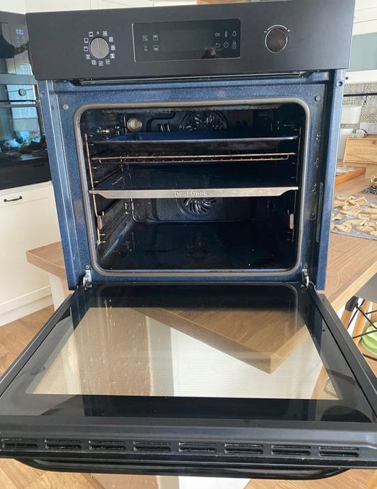Sprzedam 6-letni piekarnik Samsung dual cook do zabudowy. 
Wizualnie s