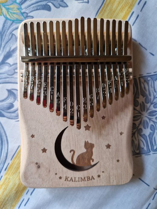 Kalimba.  Instrumento musical em madeira natural. Novo