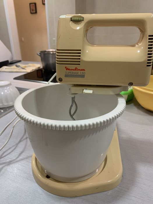 Maquina moulinex com utwnsilios de massa