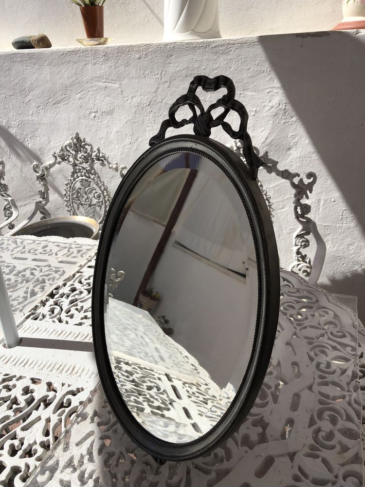 Espelho embutido em moldura de estanho