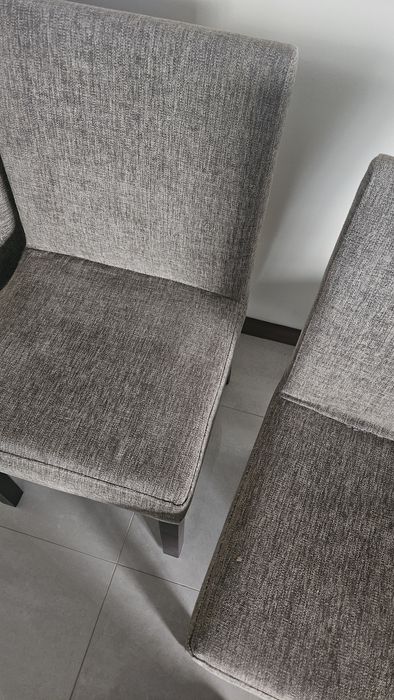 Conjunto de 6 cadeiras castanhas com estrutura em madeira