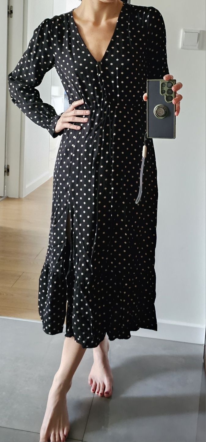 Sukienka midi czarna w grochy z falbanką Zara