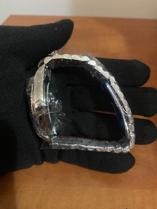 Rolex Day-Date 41mm Cherry Red Dial *NOVO*