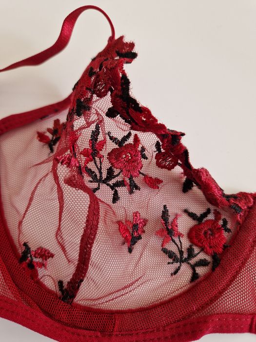Zmysłowy czerwony komplet bielizny z haftem kwiatowym, L