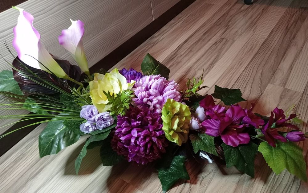 Wiązanka stroik ze sztucznych kwiatów na cmentarz grób