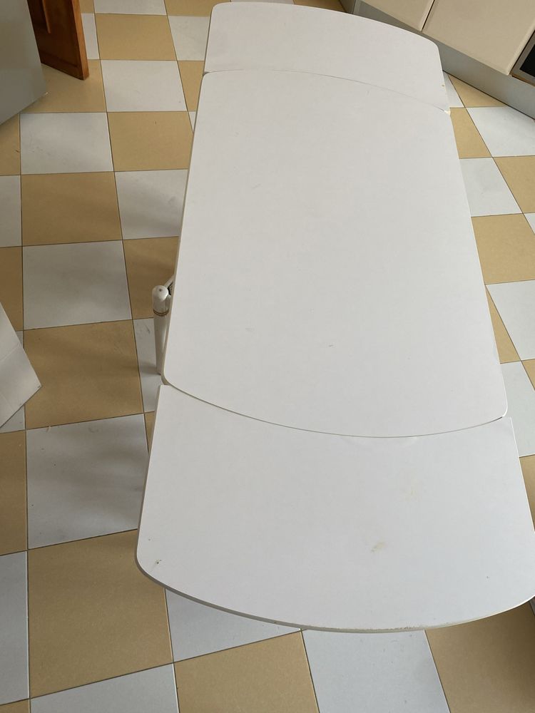 Conjunto de mesa e bancos