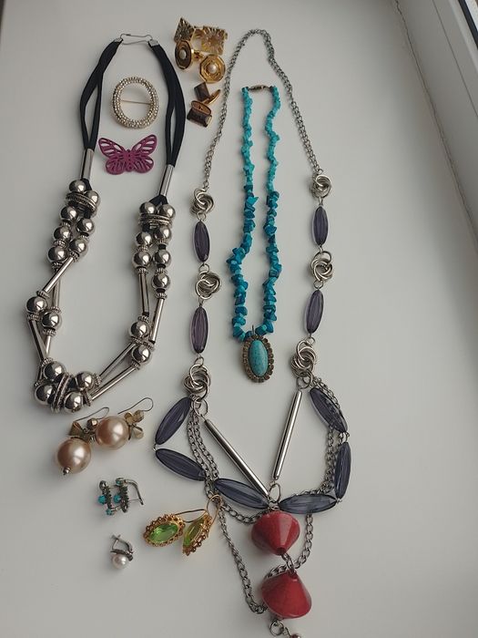 Серьги, запонки, бусы, брошки