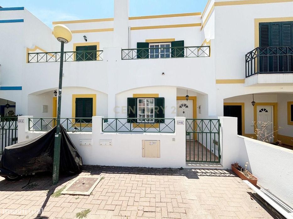 Moradia T2+1 em banda, situada na Urbanização do Mato Santo Espírito,