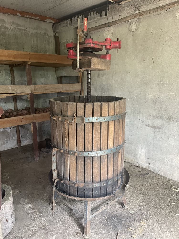 Espremedor / prensa de uvas manual em madeira – tradicional