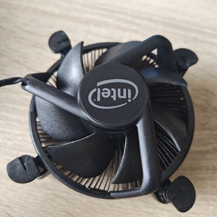 Stockowe chłodzenie CPU od Intel I5-11400 jak nowe cooler box