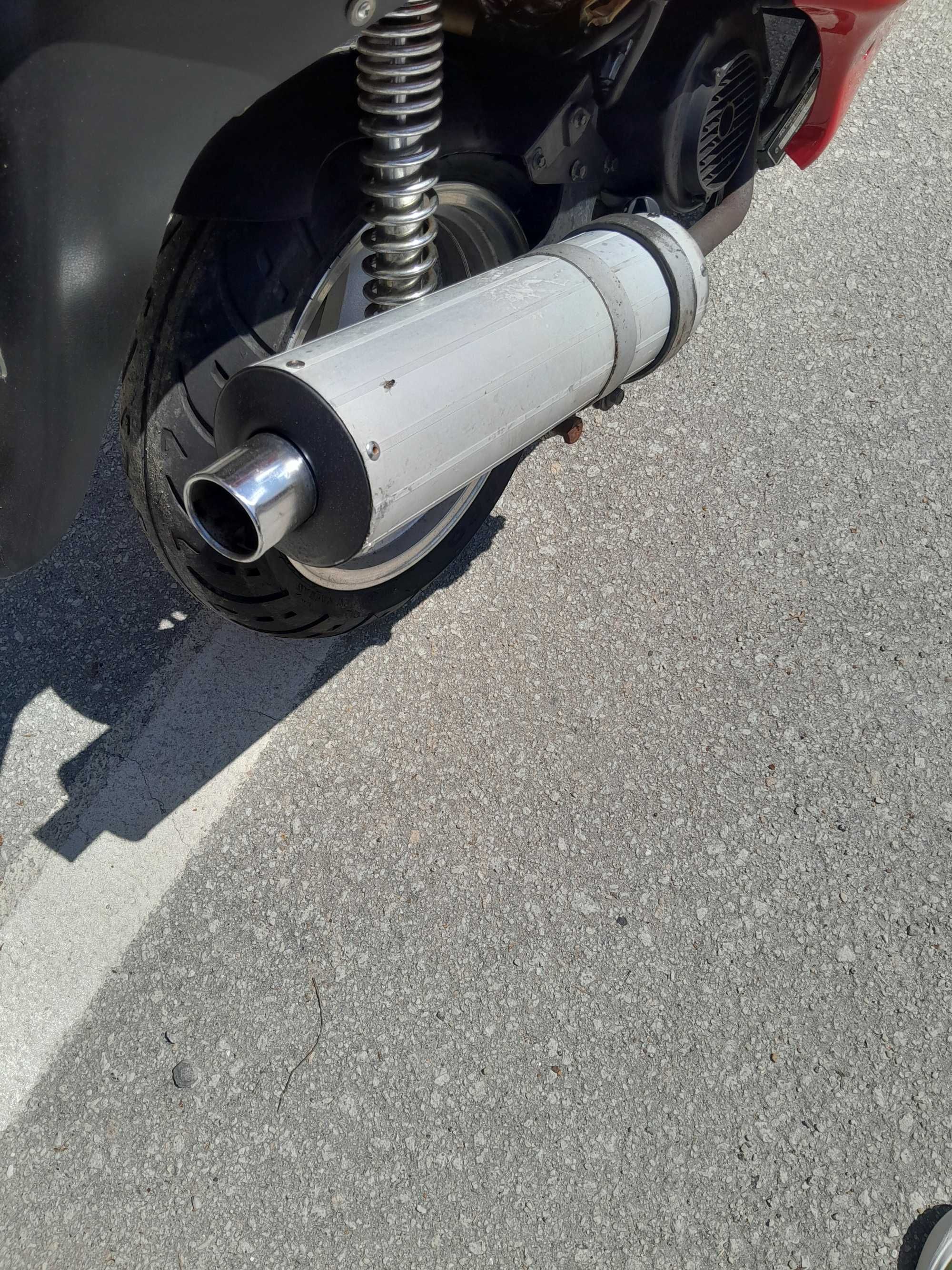 Vendo ou troco Scooter 125 com 3.600kms