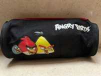 Estojo escolar angry birds.