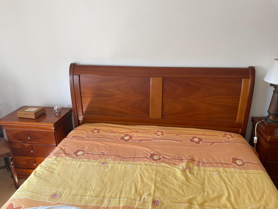 Cama de casal em madeira Cerejeira