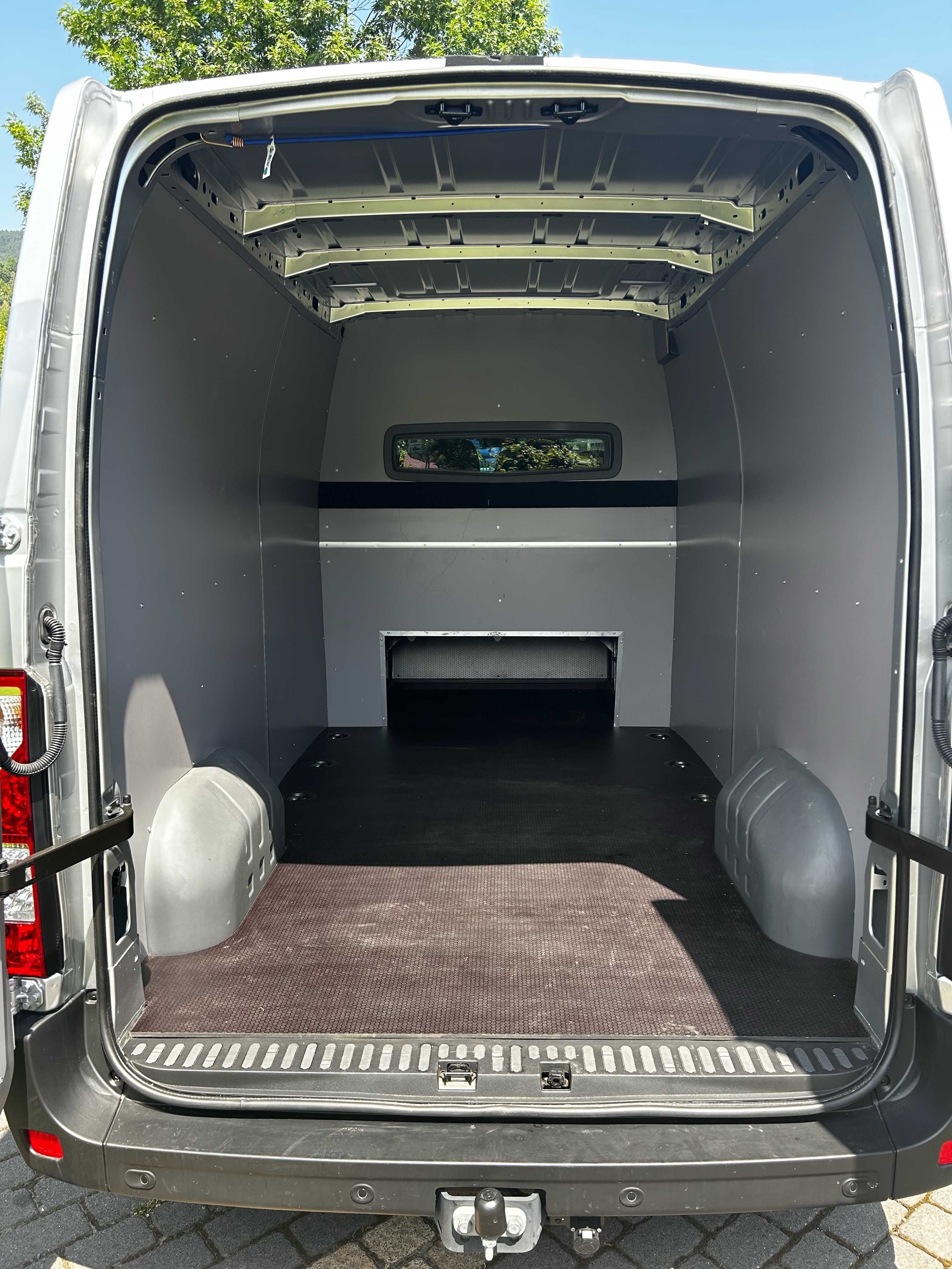 Wynajem busa Wypożyczalnia busów osobowych Renault Master 240 zł doba