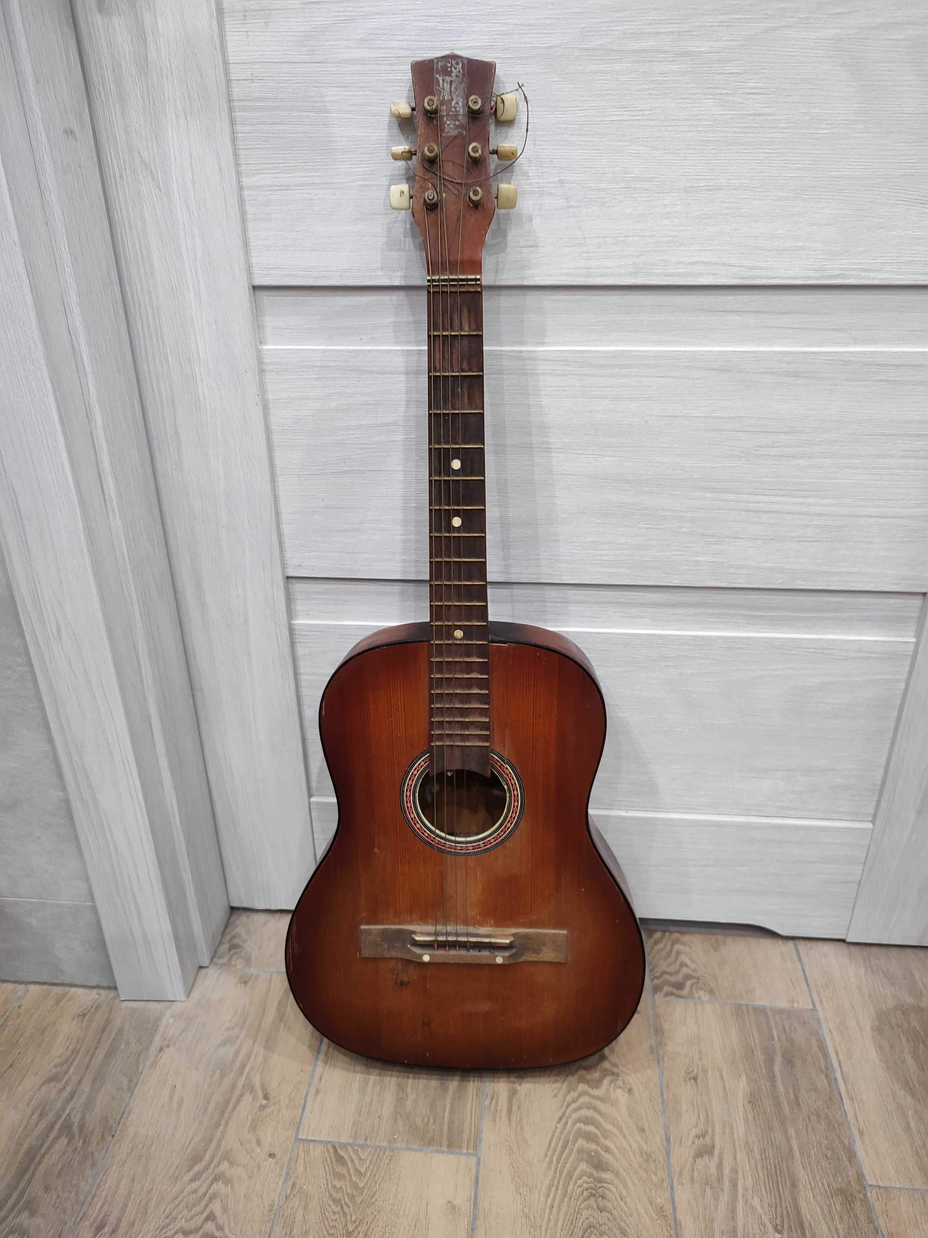 Starodawna gitara akustyczna akcesoria rzeczy prl