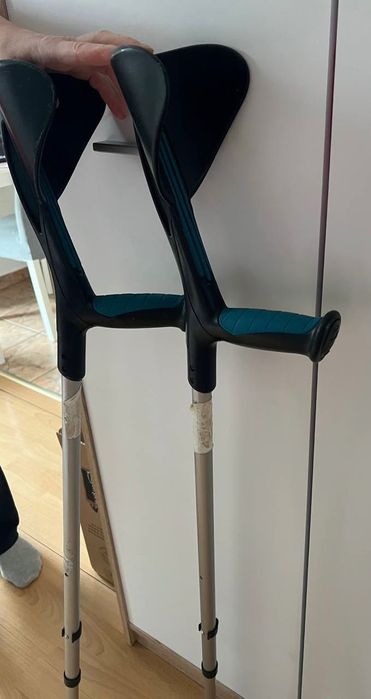 Sprzedam lekkie i wygodne kule ortopedyczne w bardzo dobrym stanie.