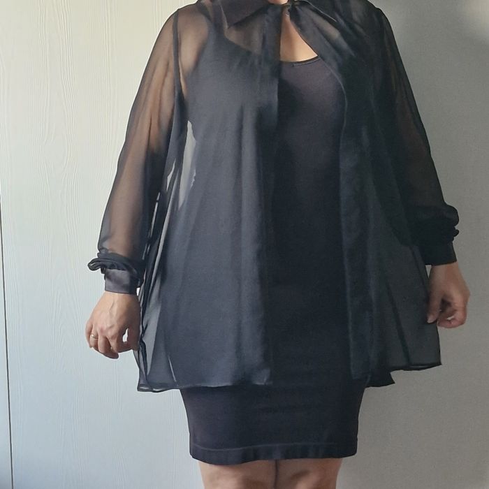 Szyfonową bluzka z atlasowym kołnierzem.