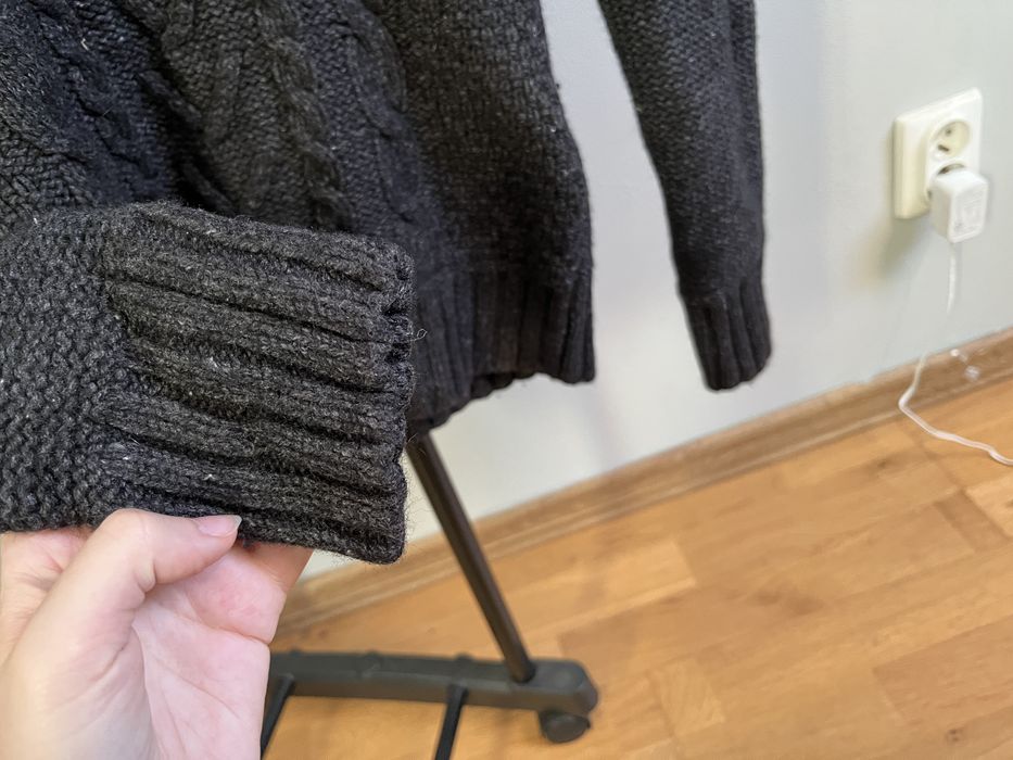 Czarny welniany sweter