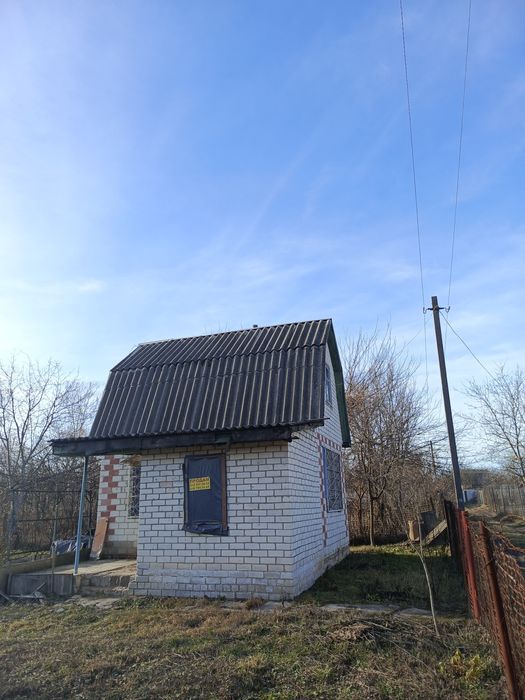 Дача ЗАЗ поряд із зупинкою.