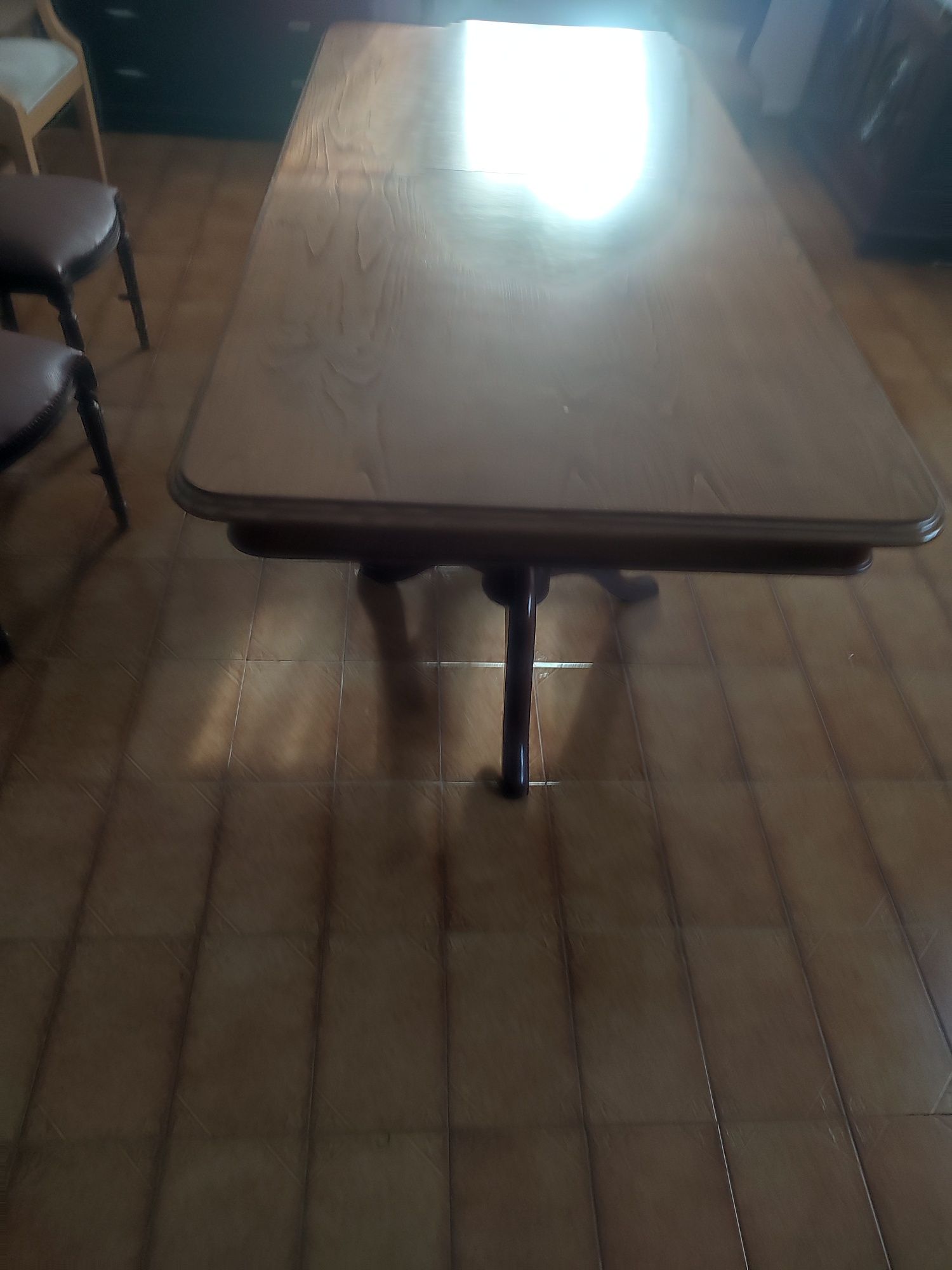 mesa em Madeira com cadeiras