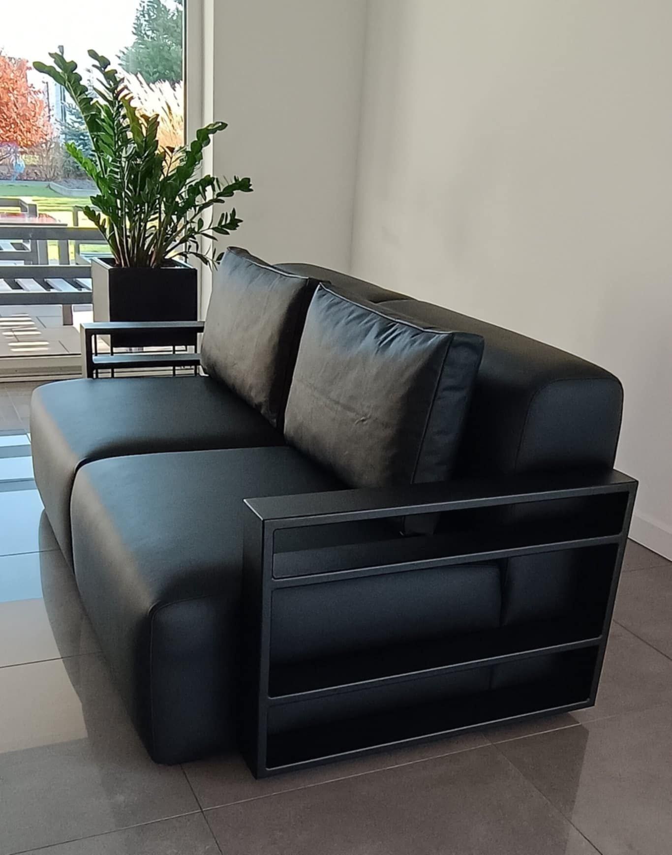 Sofa 2 modułowa czarna skóra naturalna metalowe podłokietniki loftowa