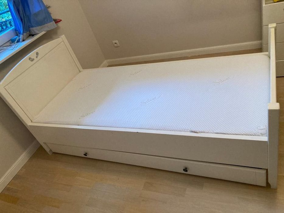 Drewniane łóżko dla dziecka/ juniora z materacem hipoalergicznym