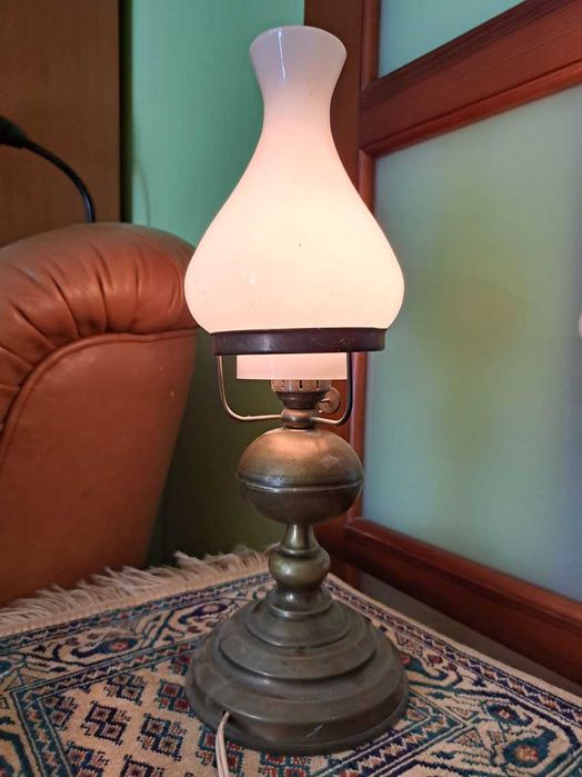Piękna, stara lampa naftowa przerobiona na lampkę nocną