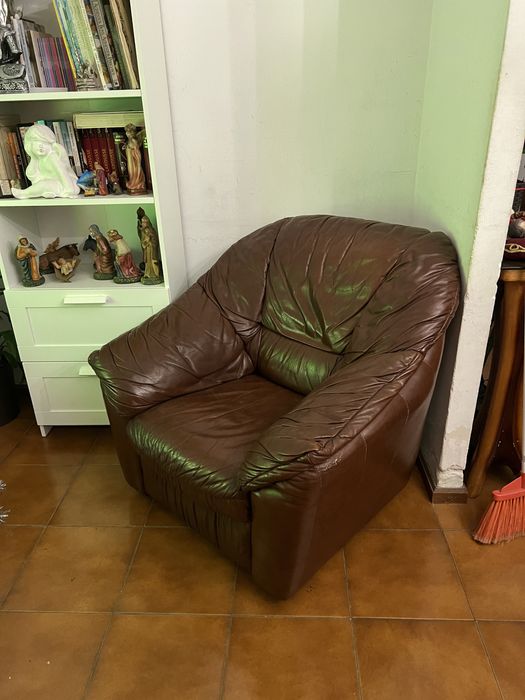 Sofá de 3 lugares em pele + 2 poltronas em pele.