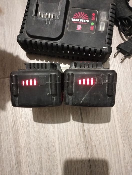 Зарядна станція та 2 акамулятора Vitals