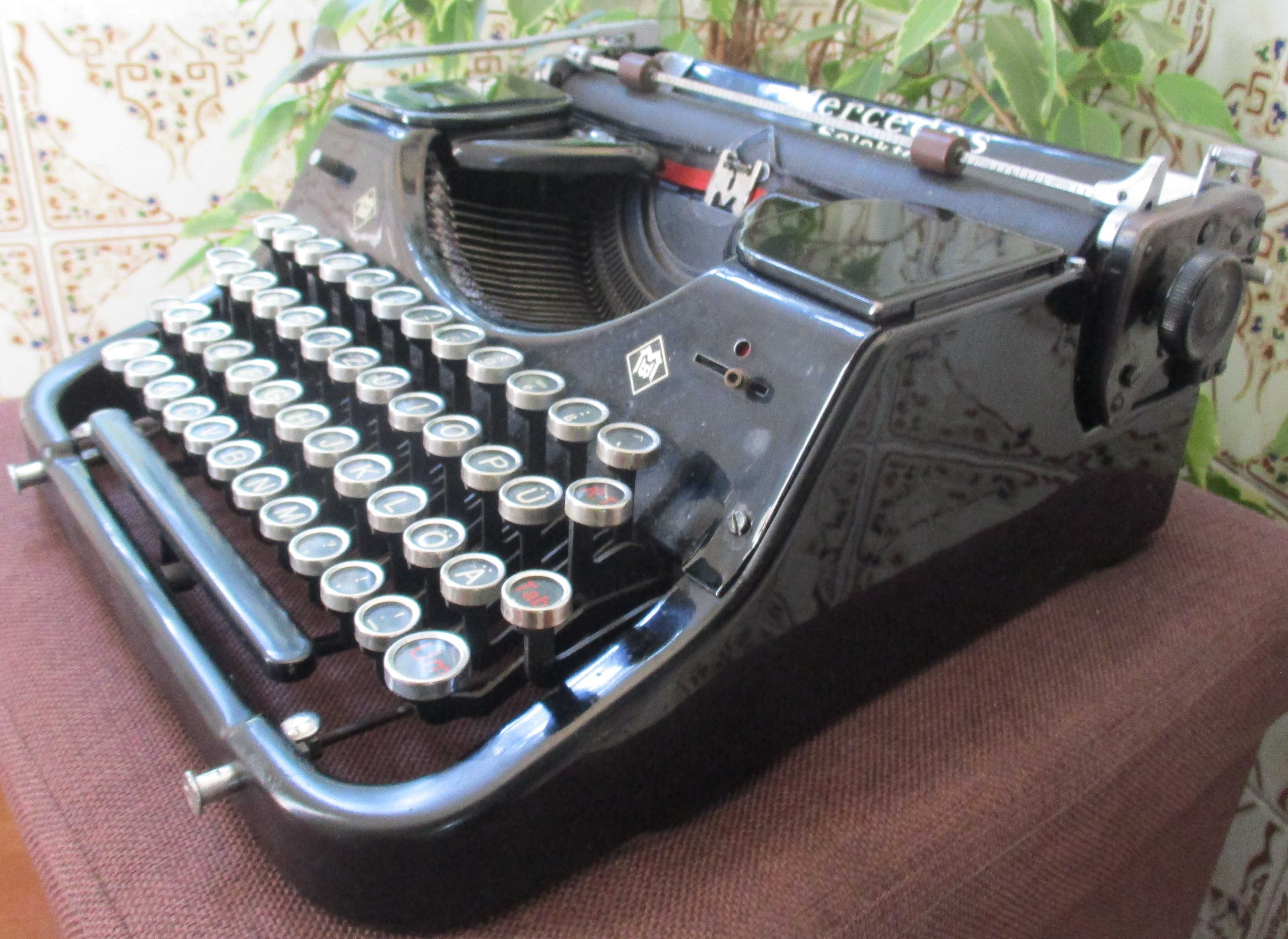 Maquina de escrever - Modelo Mercedes com 100 anos