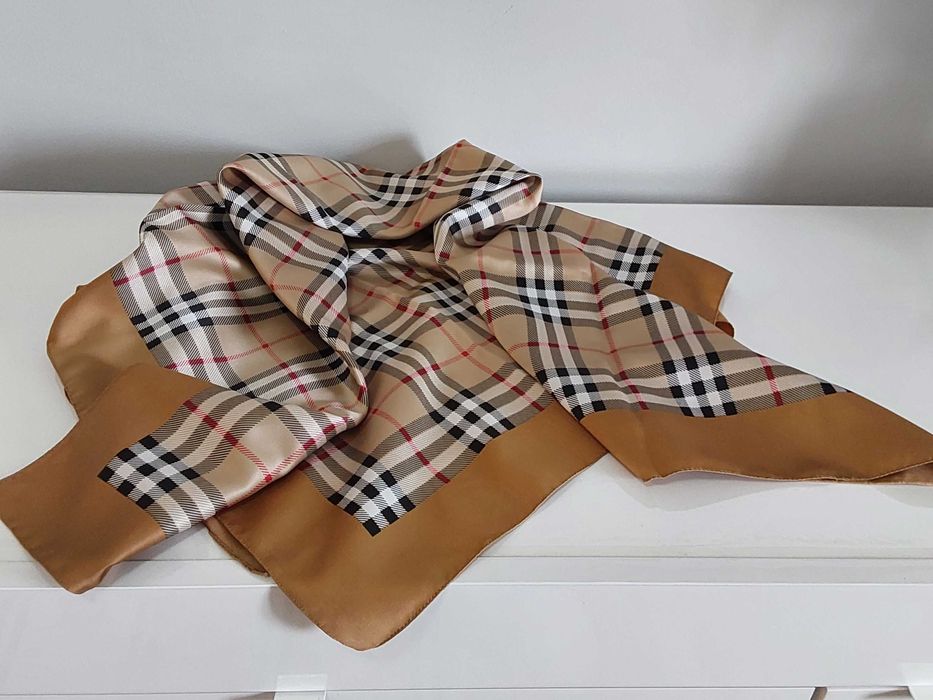 Lenço Novo inspirado no icónico design da Burberry.