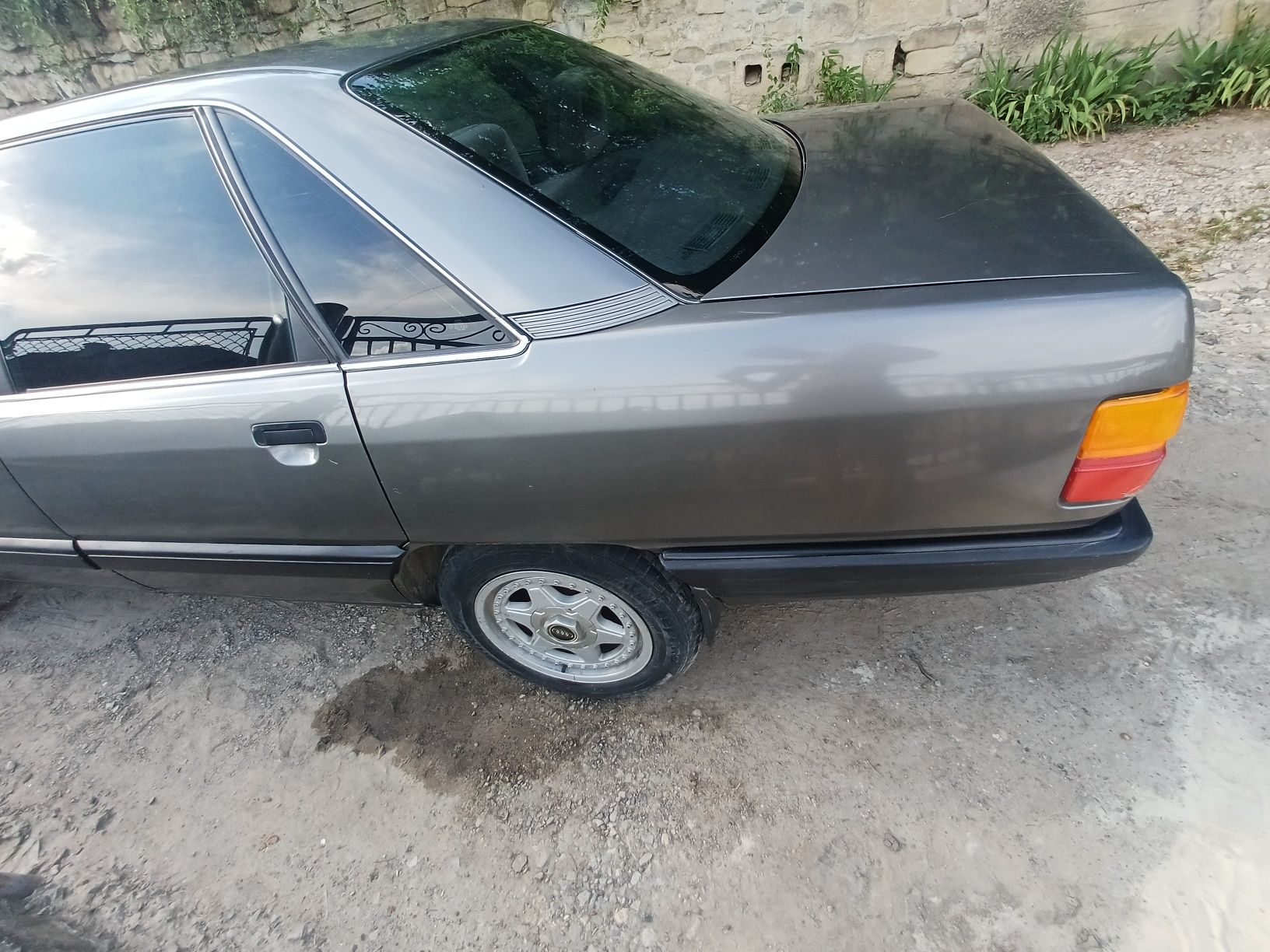 Audi 100 C3     .