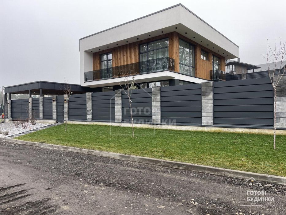 Сучасний будинок у стилі Хай-Тек біля лісу