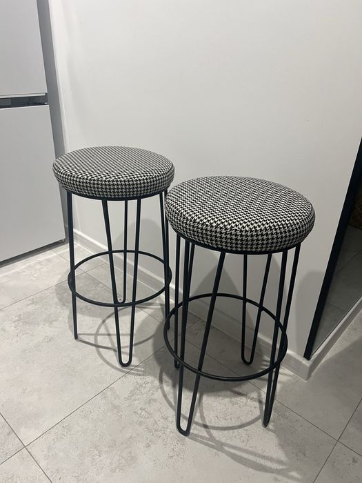 Nowoczesne hokery / stołki barowe – czarno-białe, metalowe nogi