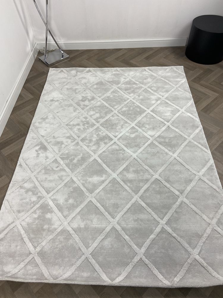 Ręcznie tuftowany dywan z wiskozy Shiny 160x230 srebrnoszary