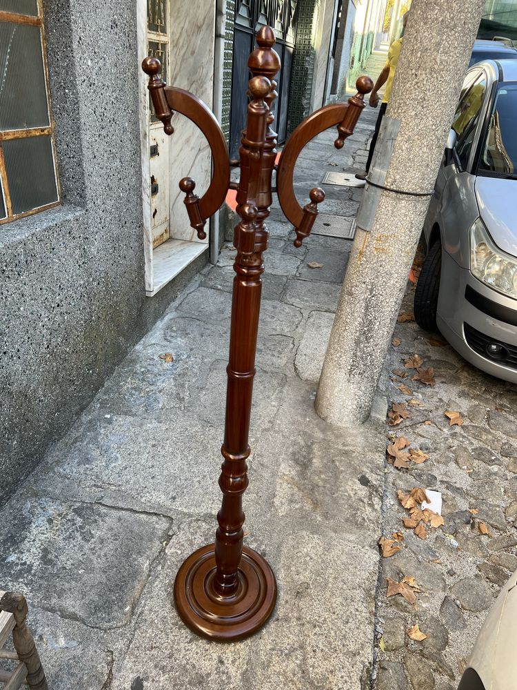 Bengaleiro em madeira de mogno