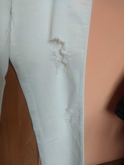 Białe spodnie damskie z dziurami r. S