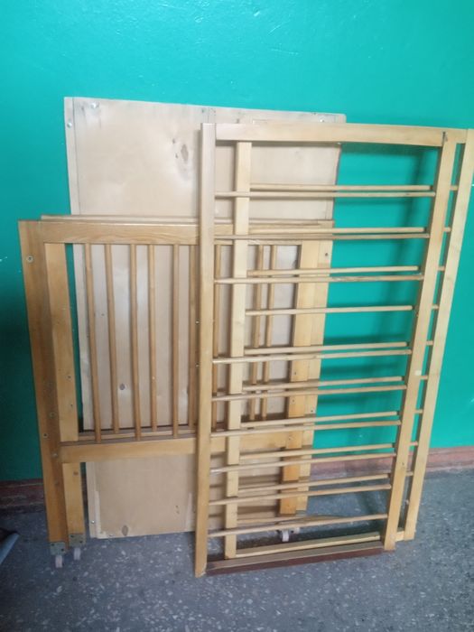 Дитяча кроватка, кровать, розкладушка, матрас 63×125см, стілець, пуф.