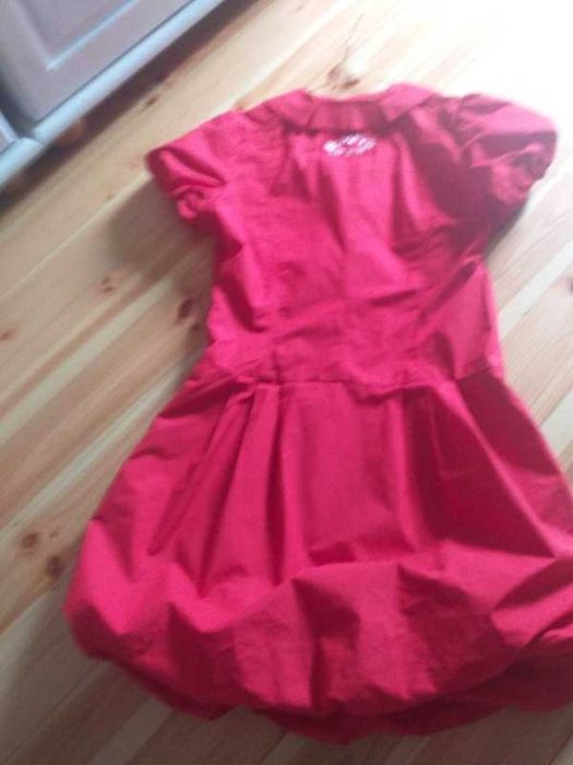 Czerwona sukienka firmy Airfield